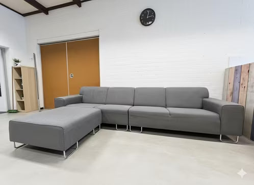 Minimalistische designbank met hocker – grijs – €425 Roos Repose