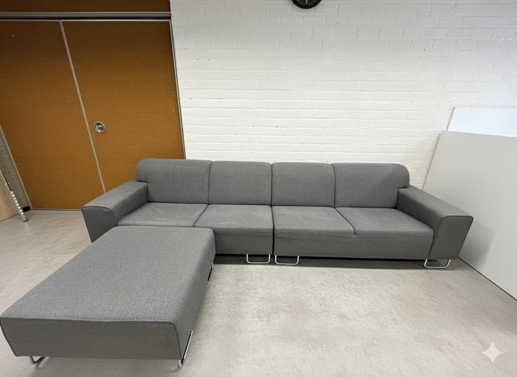 Minimalistische designbank met hocker – grijs – €425 Roos Repose